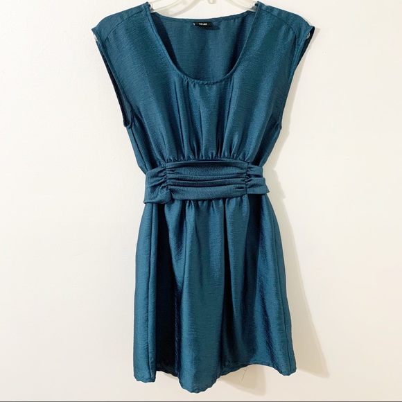 H&M Dresses & Skirts - H&M Textured Scoop Neck Cummerbund Waistline Tie